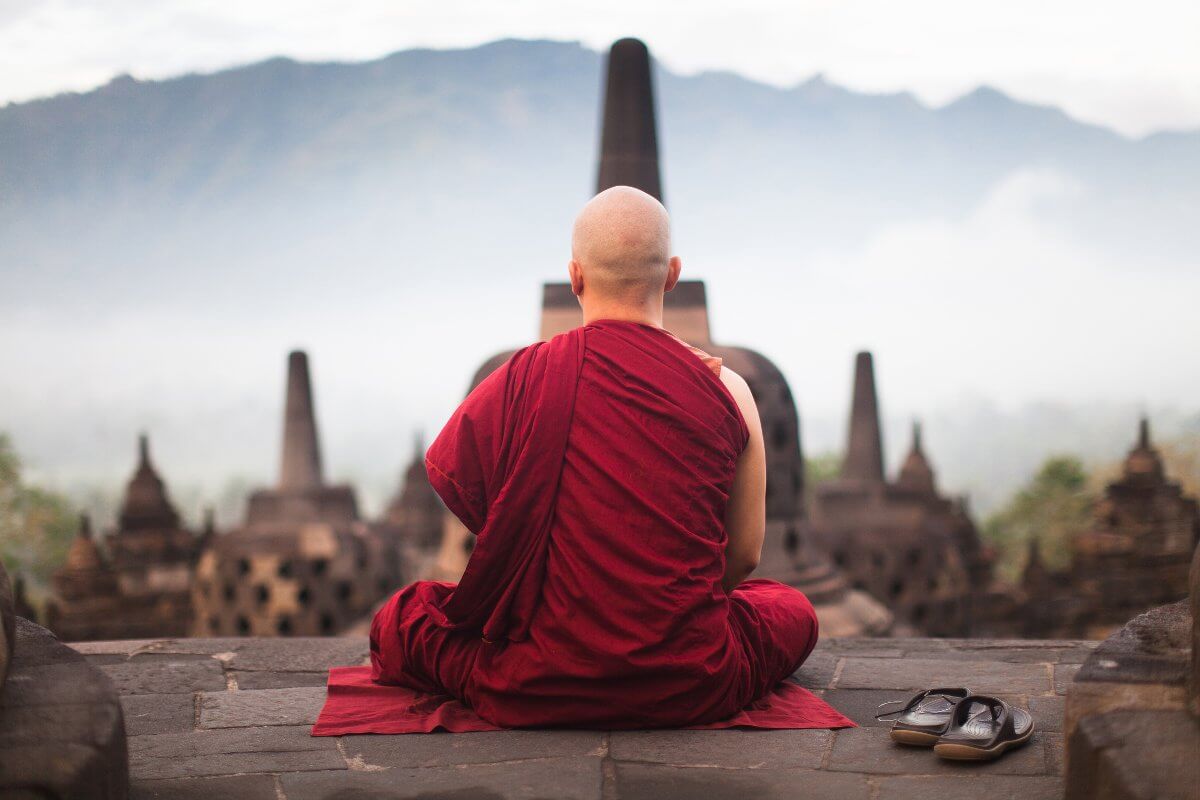 monnik nabij de Borobudur