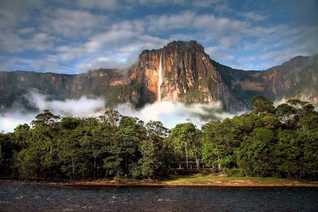 Midden in de wildernis vind je de hoogste waterval ter wereld; de Salto Ángel. Deze immense waterval, beter bekend als de Angel Falls, begint bij 979 meter hoogte. De ultieme vrije val begint vanaf 807 meter hoog. De waterval duikt over de rand van de ‘Duivelsberg’, de Auyantepei, in het Nationaal park Canaima. Dit werelderfgoed park staat ongetwijfeld ook op je bucketlist.