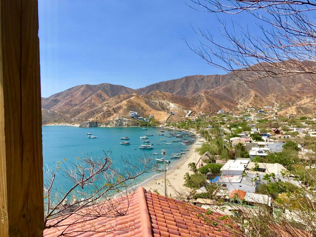 De baai Taganga met huisjes langs de kust