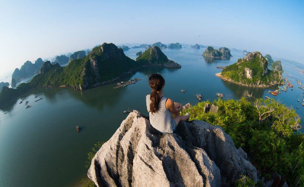 Vrouw die van het uitzicht geniet in Halong