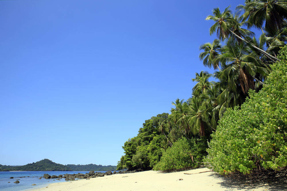 Het strand van Coiba national park