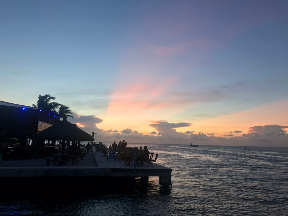 Zonsondergang bij The Split op Caye Caulker