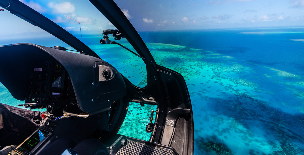 Helicopter vliegen boven het Great Barrier reef