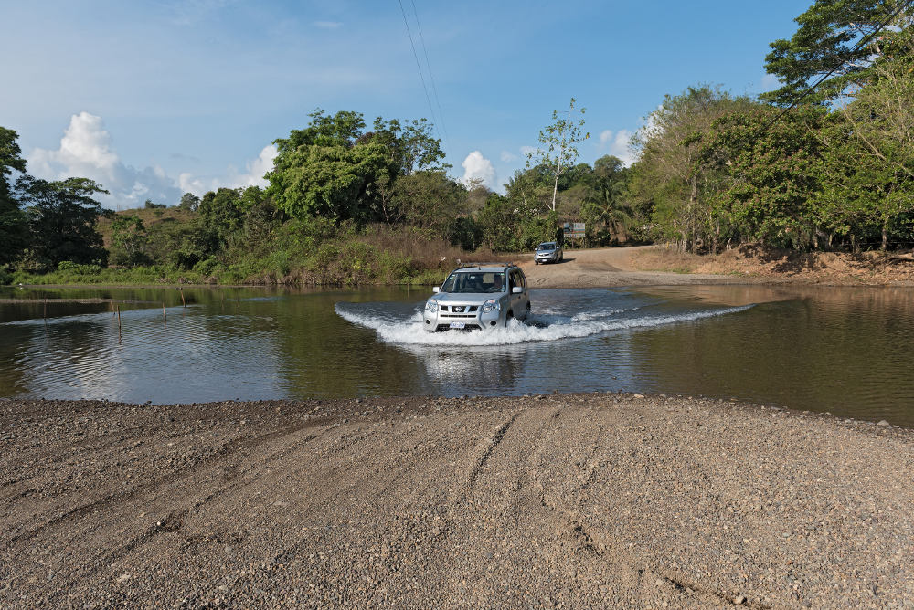 Met auto door rivier