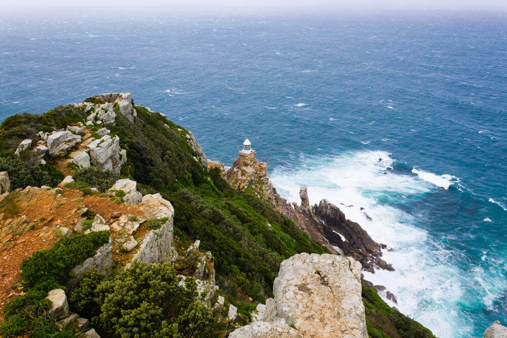 Kaap de Goede Hoop is het meest zuidelijke punt van het Kaapse Schiereiland. Althans, dat wordt overal beweerd, maar eigenlijk is dat niet zo. Het meest zuidelijke punt is Cape Agulhas, aan de Garden Route van Zuid-Afrika op ruim 200 kilometer afstand. Bekijk hier onze tips!