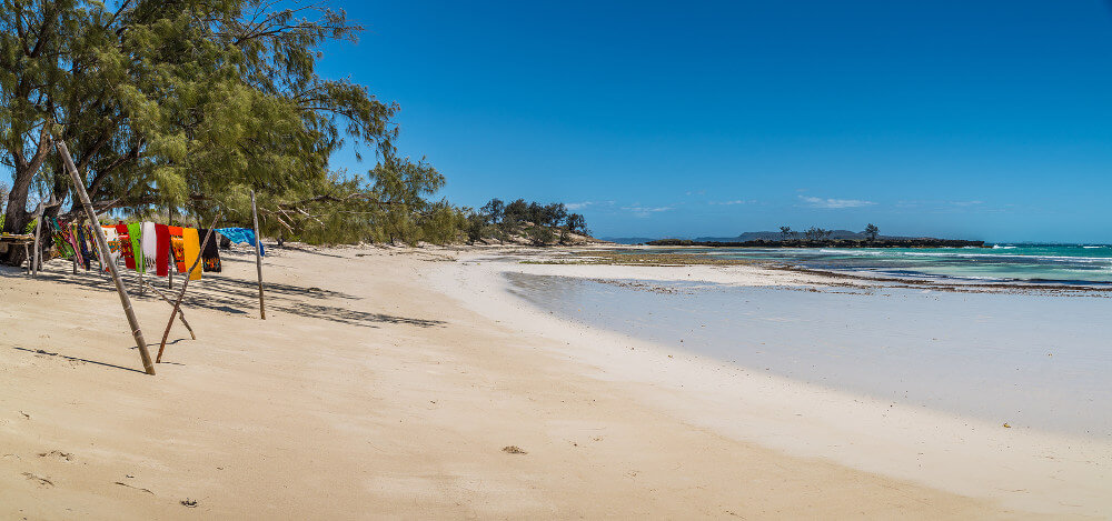 Als je op zoek bent naar een tropische bestemming in of rondom Madagaskar, maar niet met alle andere toeristen op het strand wil liggen is Ifaty een goede keuze voor jou. Het is een klein dorpje op ongeveer 25 kilometer afstand van de havenstad Toliara, aan de zuidwestkust van Madagaskar. Wij vertellen je alles over deze bijzondere plek.