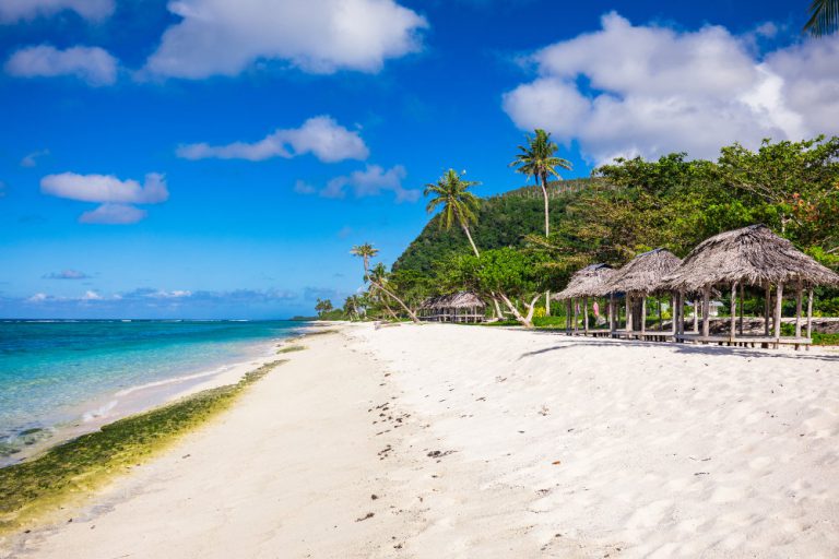 fales op Lalomanu Beach